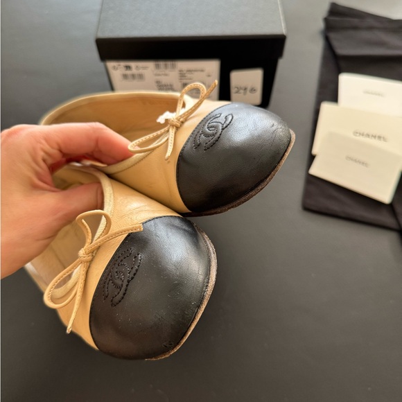 CHANEL beige and black ballerinas - Picture 9 of 11